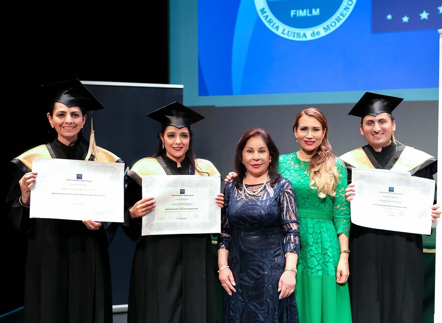 Graduados de posgrado junto a la Dra. María Luisa Piraquive en una ceremonia de grado del Instituto Europeo Campus Stellae.