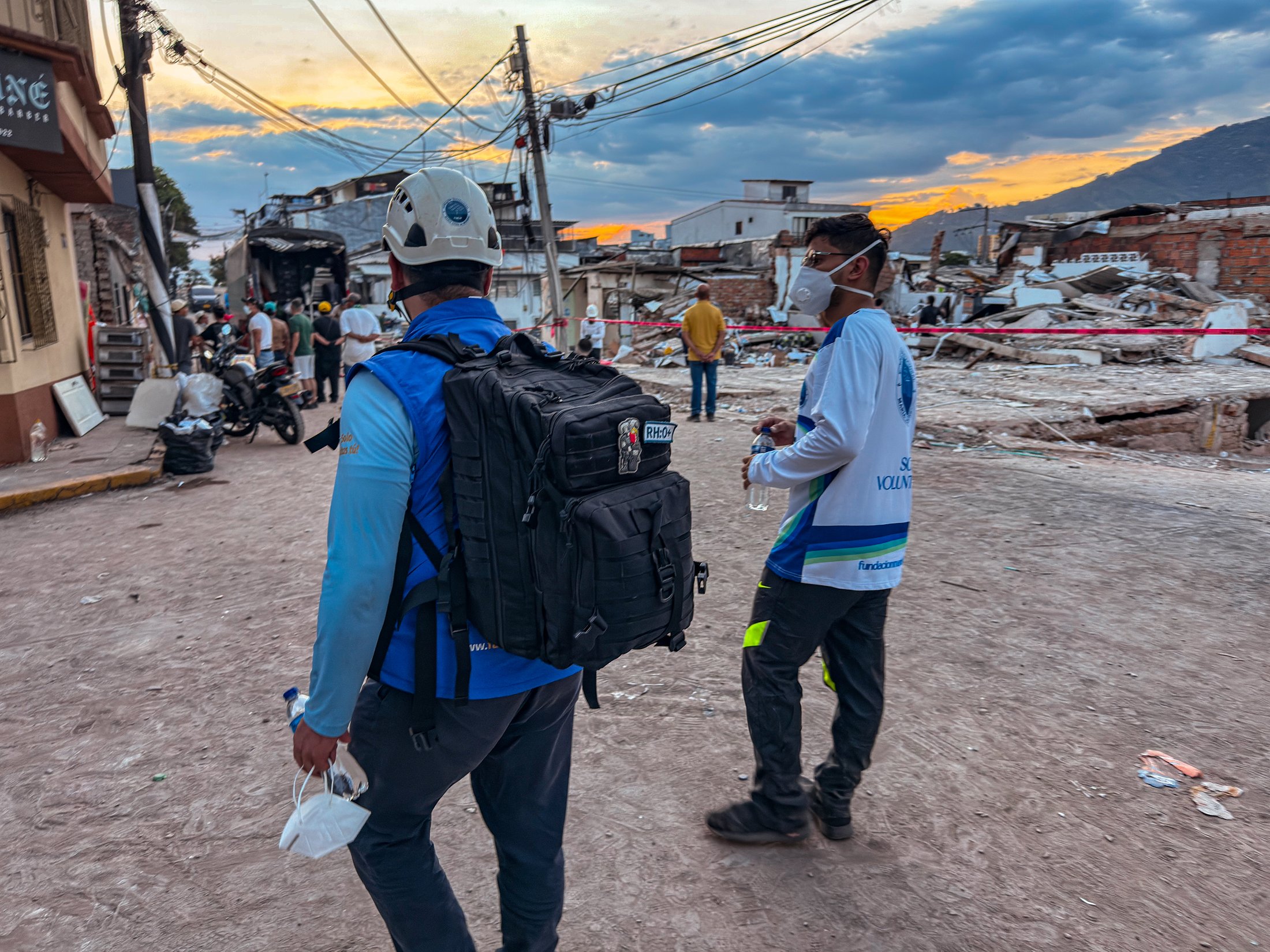 Voluntarios de la Fundación brindando asistencia humanitaria en una zona afectada por una emergencia.