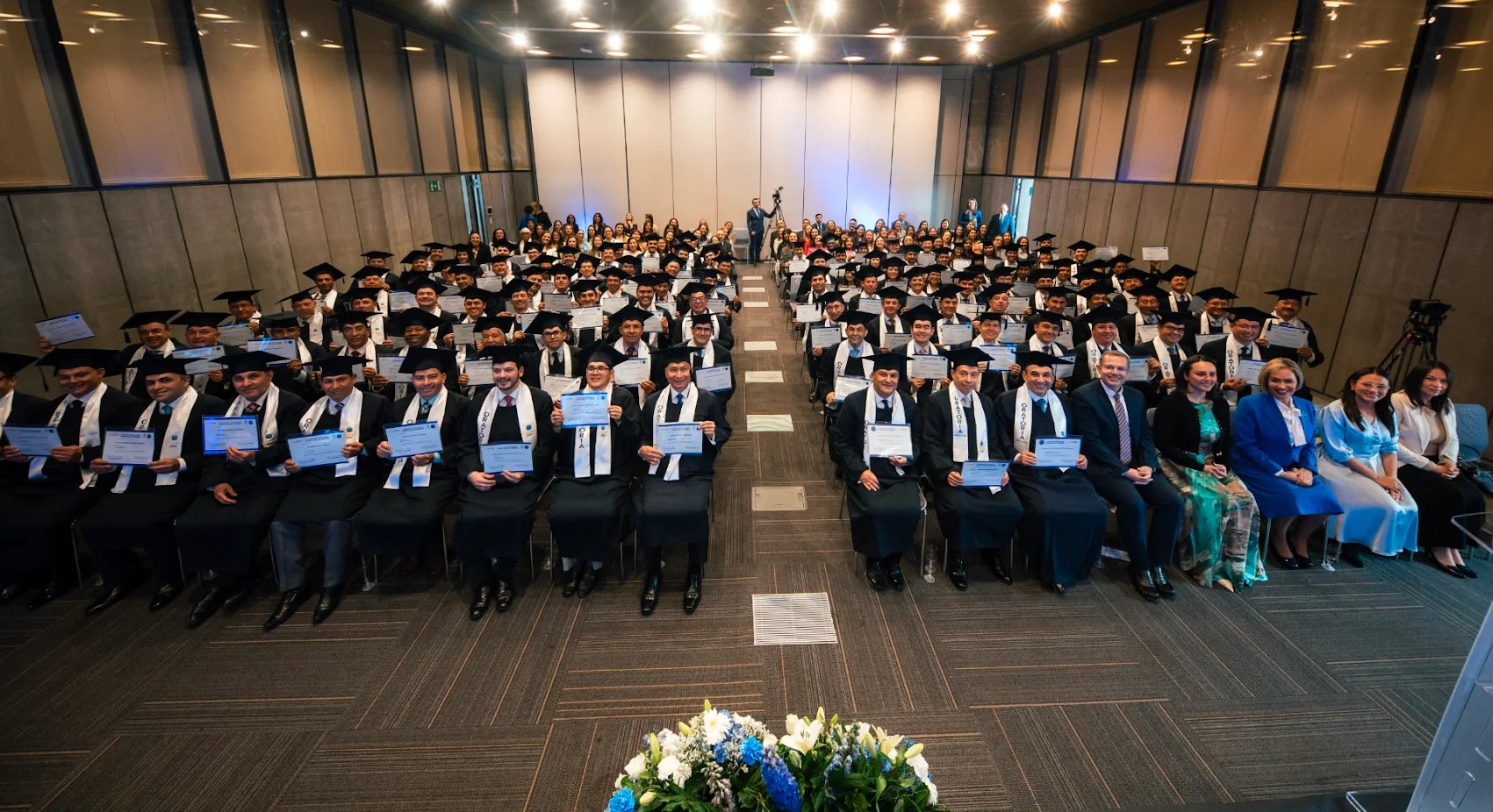 Graduandos de un programa educativo de la Fundación sosteniendo sus certificados