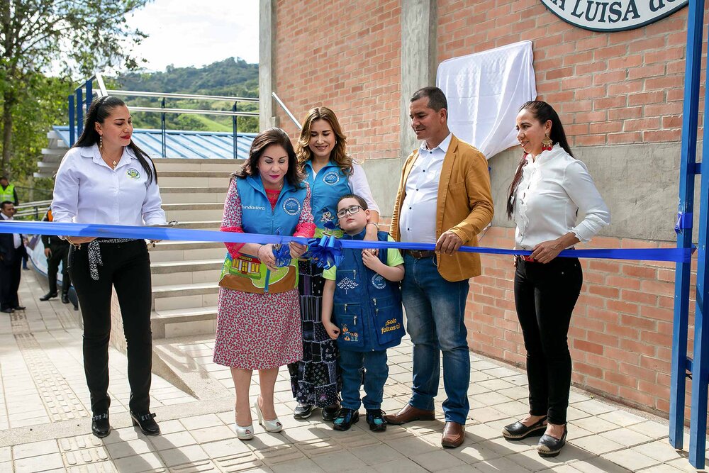 Corte de cinta en la inauguración de la Institución Educativa Municipal Manuela Ayala de Gaitán, Sede Mancilla, en Facatativá.