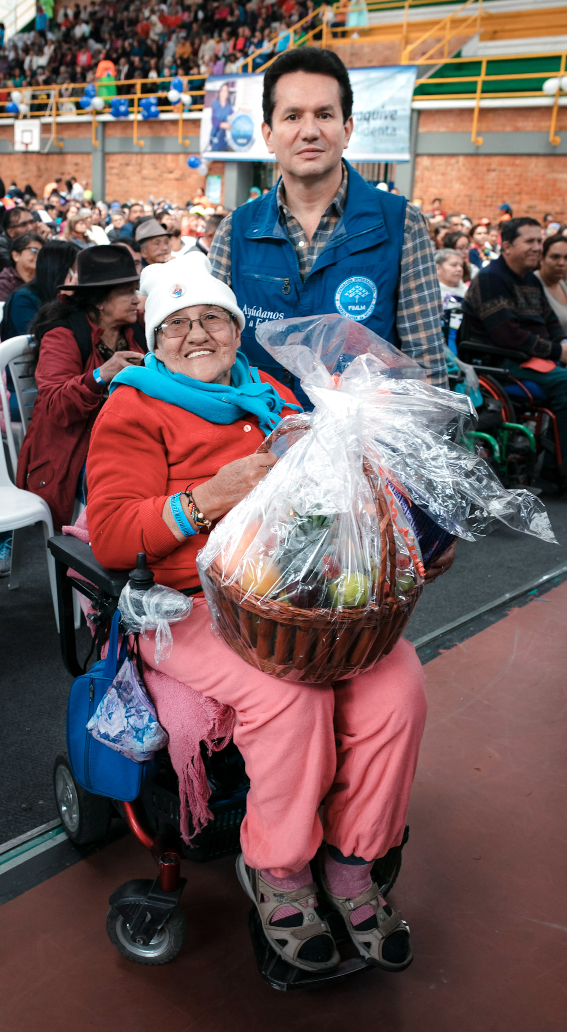 Dr. César Eduardo Moreno entregando una donación a una beneficiaria en un evento de la Fundación