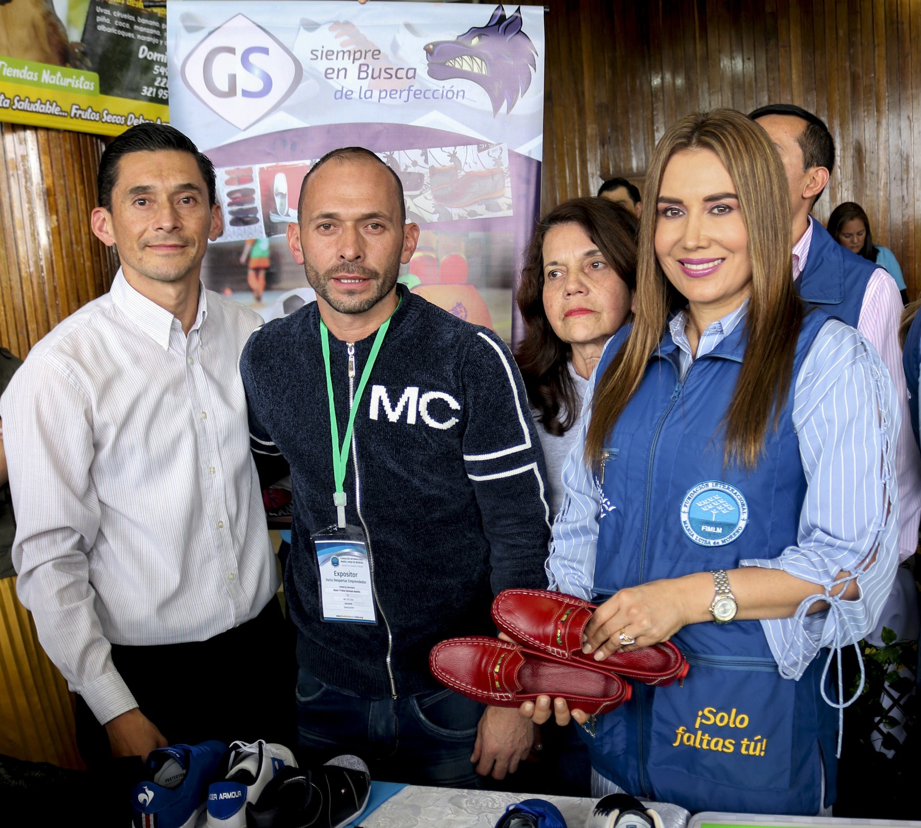 Emprendedores mostrando productos de calzado en una feria de la Fundación.