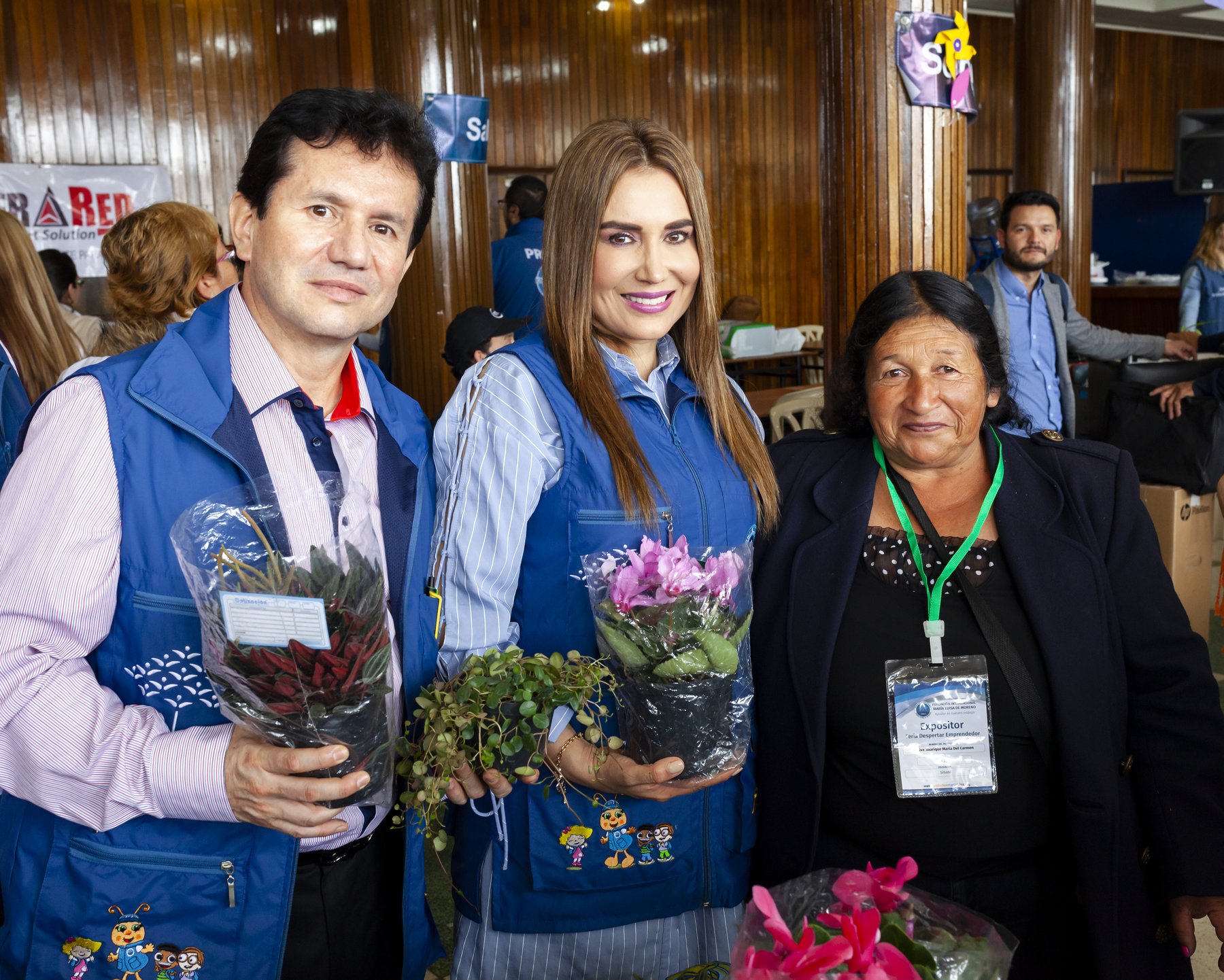 Emprendedores beneficiarios en una feria de emprendimiento de la Fundación.