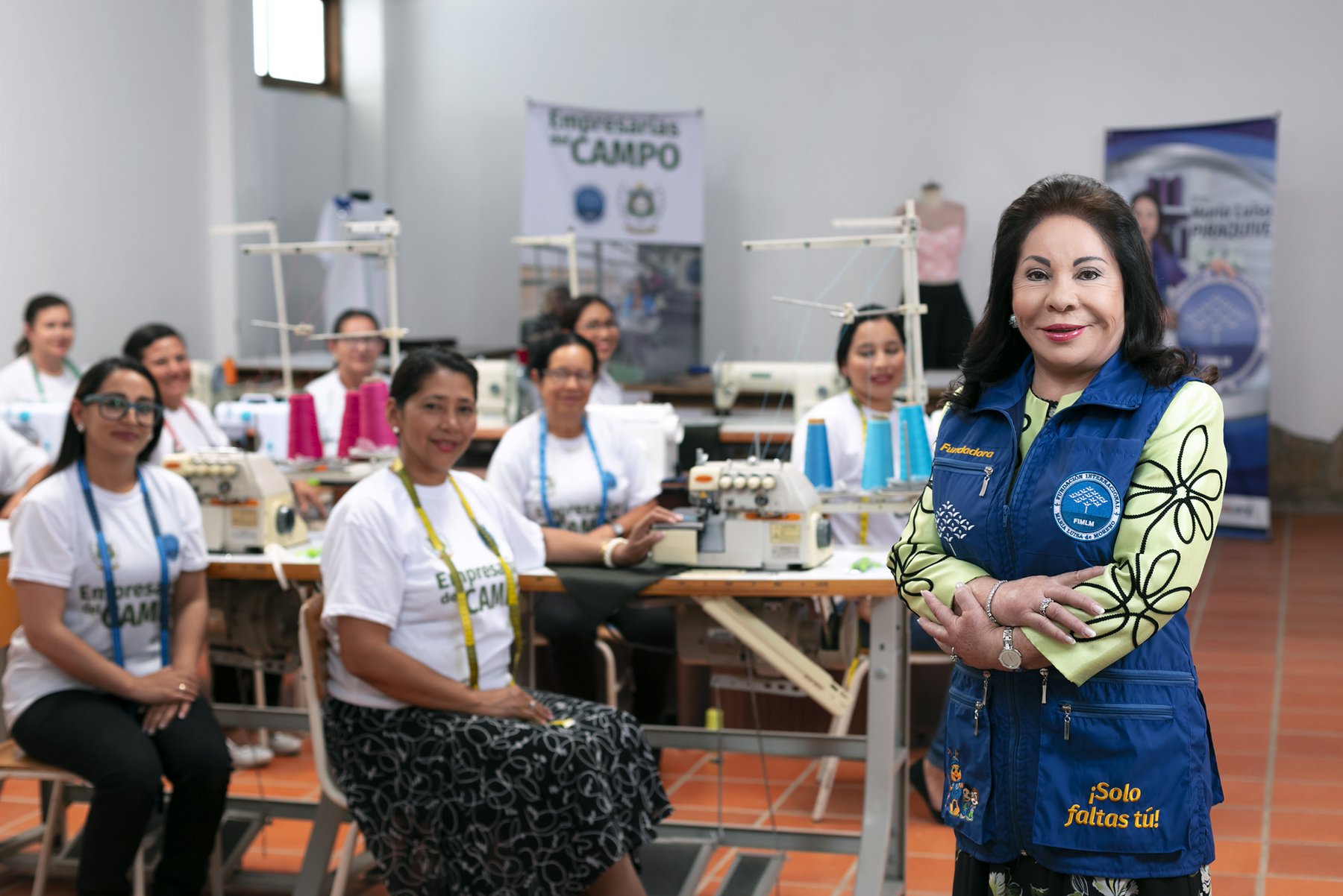 La Dra. María Luisa Piraquive junto a un grupo de mujeres emprendedoras del programa Empresarias del Campo.