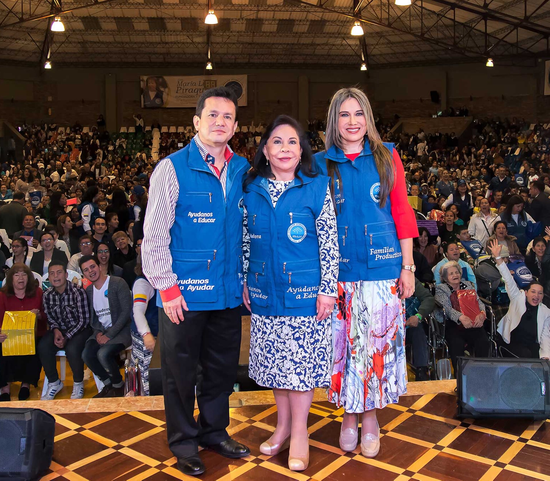 El Dr. César Eduardo Moreno, la Dra. María Luisa Piraquive y la Dra. Ángela Oviedo, con chalecos institucionales de la Fundación, ante un auditorio lleno.