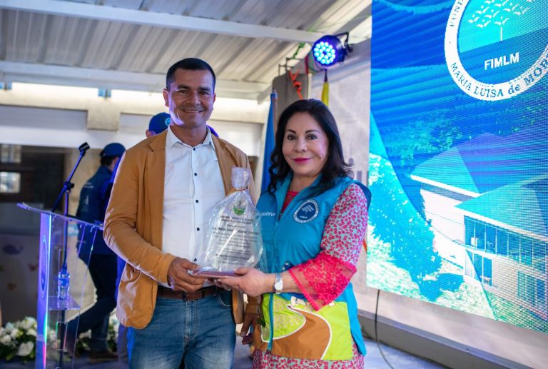El alcalde de Chipatá entrega a la Dra. María Luisa de Moreno una placa de agradecimiento por la construcción del colegio de la sede Mirabuenos.