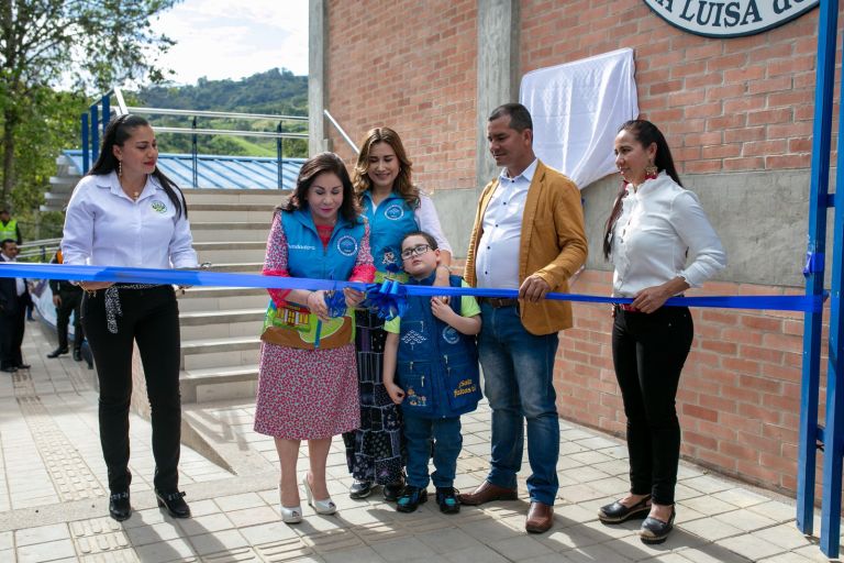 Un niño con chaleco de la Fundación acompaña a la Dra. María Luisa de Moreno mientras corta la cinta, junto al alcalde de Chipatá y representantes del municipio.