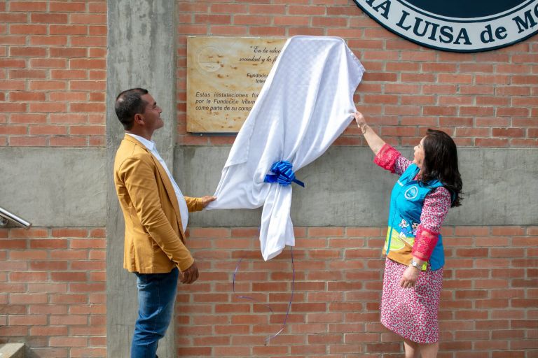 El alcalde de Chipatá y la Dra. María Luisa de Moreno retiran el paño blanco que cubre la placa conmemorativa en la fachada.