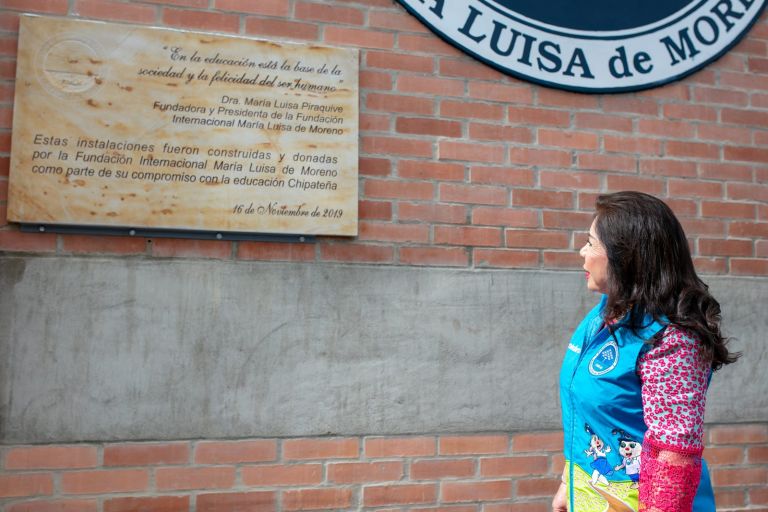 La placa conmemorativa ya descubierta: «En la educación está la base de la sociedad y la felicidad del ser humano», fechada el 16 de noviembre de 2019, con la Dra. María Luisa de Moreno mirándola.