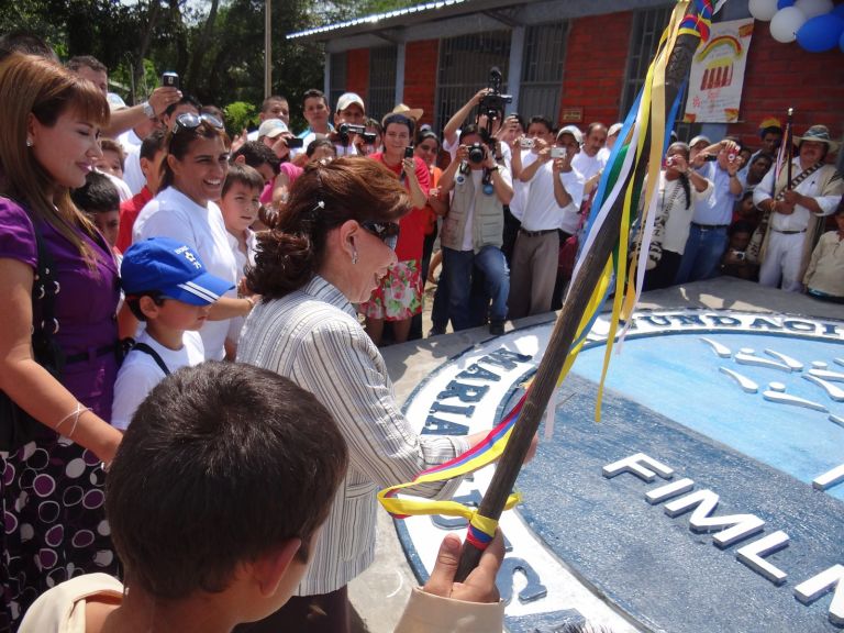El develado del sello de la Fundación en la plazoleta, acompañado por los niños y por la comunidad que fotografía el momento.