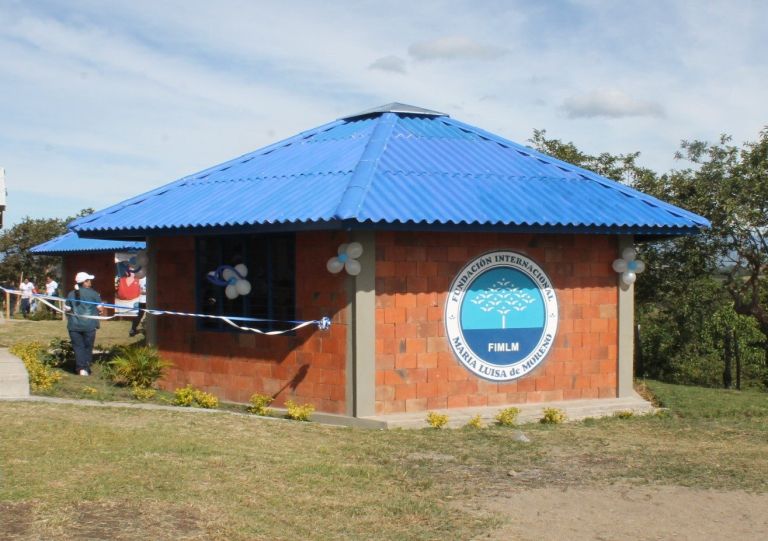 El nuevo salón de ladrillo y techo azul, con el sello de la Fundación y una cinta azul y blanca lista para la inauguración.