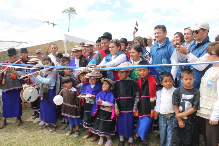 Otro momento del corte de cinta: niños y niñas misak en primera fila, uno con un tambor y otros con flautas, junto a autoridades de la comunidad y representantes de la Fundación.