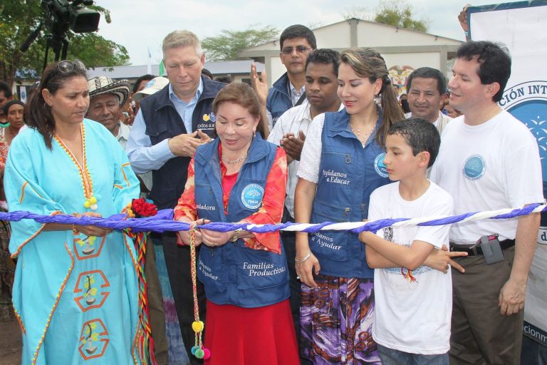 La Dra. María Luisa de Moreno corta la cinta de inauguración junto a una mujer wayuu, entre representantes de la Fundación y de la comunidad.