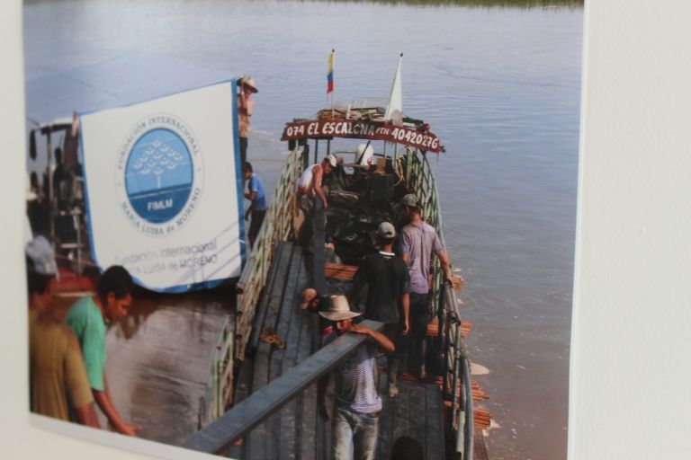 Los materiales de construcción llegan por el río en la embarcación «El Escalona», cargados a mano por la comunidad bajo el pendón de la Fundación.