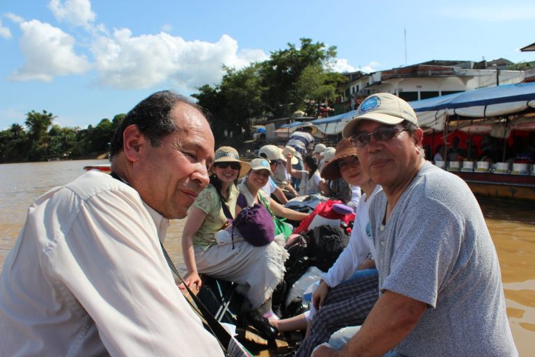 Voluntarios de la Fundación viajan en lancha por el río Caguán rumbo a la vereda Villa Luz.