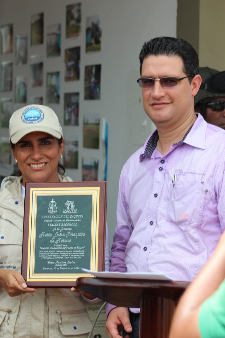 La placa con la que la Gobernación del Caquetá exalta y reconoce a la Dra. María Luisa Piraquive de Moreno, fechada en Florencia el 17 de noviembre de 2012.