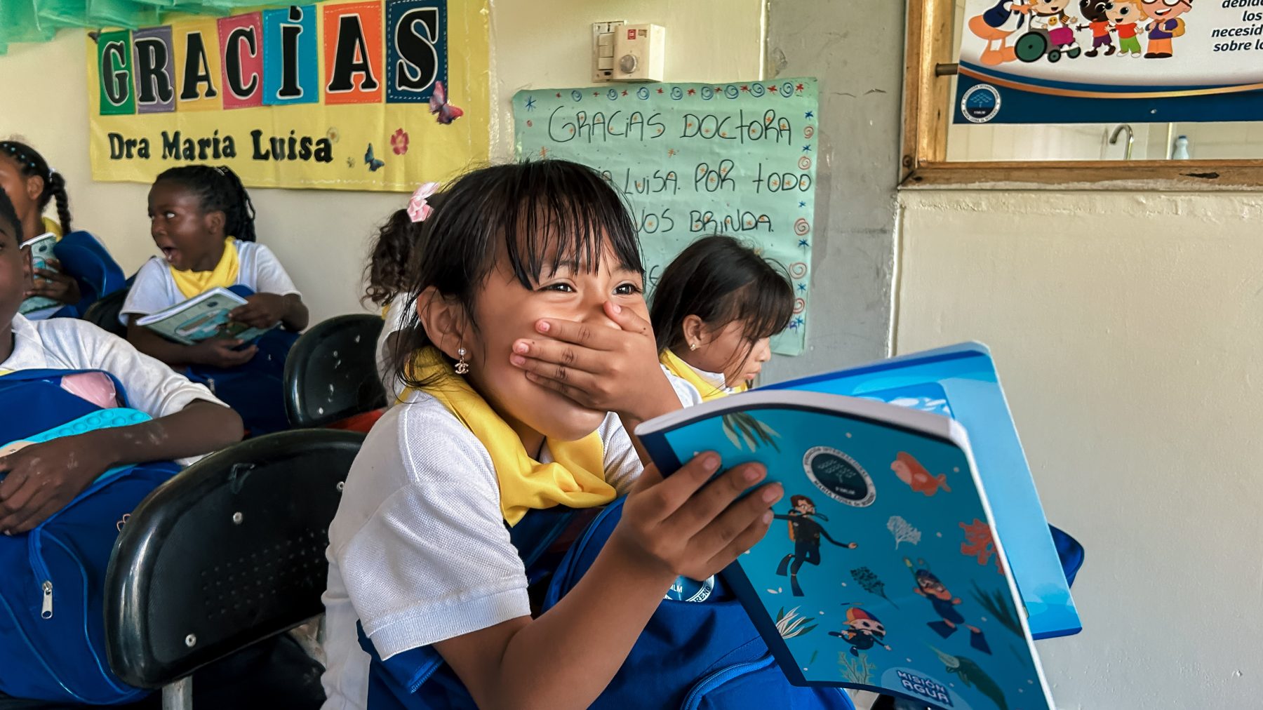 Niños en el aula apoyados por FIMLM