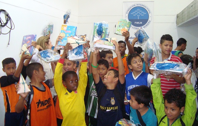 entrega-de-kits-escolares-a-escuela-de-futbol-del-barrio-naranjal