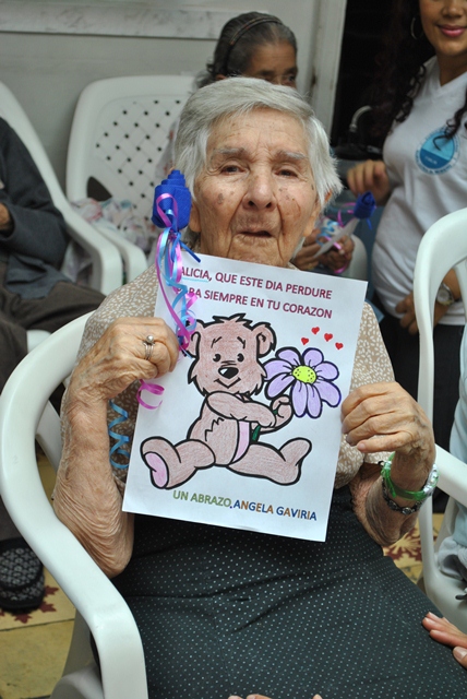 felicidad-y-mucho-amor-lleva-la-fundacion-al-hogar-geriatrico-samana-wasi