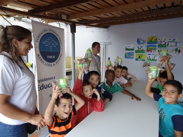 ninos-de-fundacion-divino-nino-reciben-refrigerios