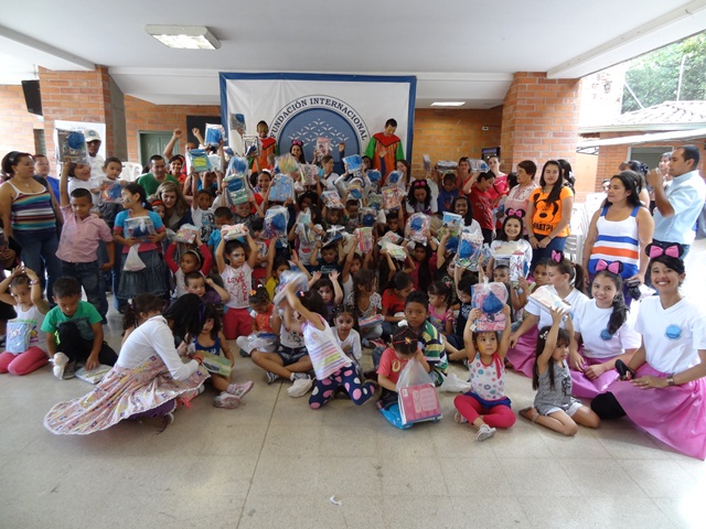 ie-jose-acevedo-y-gomez-recibe-kits-escolares