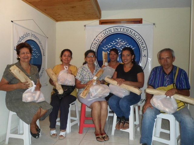 entrega-de-ayudas-a-8-familias