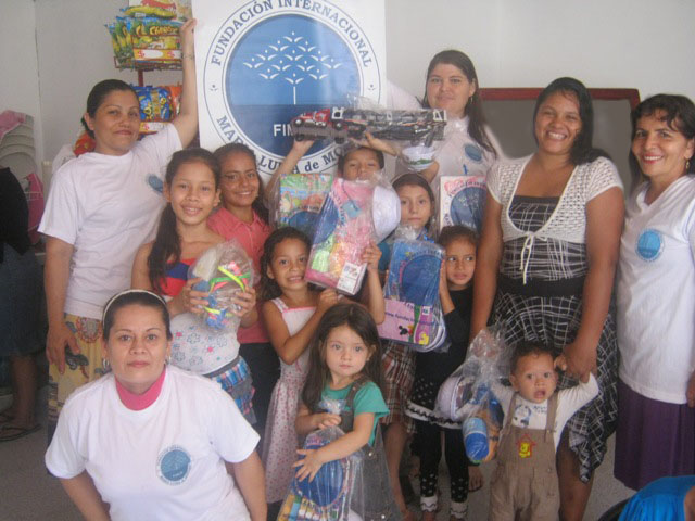 entrega-de-regalos-en-antonio-villavicencio