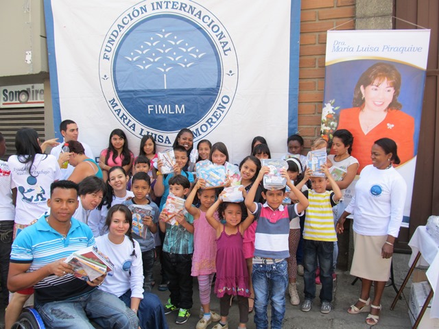 en-medio-de-risas-y-alegria-entrega-de-kits-escolares