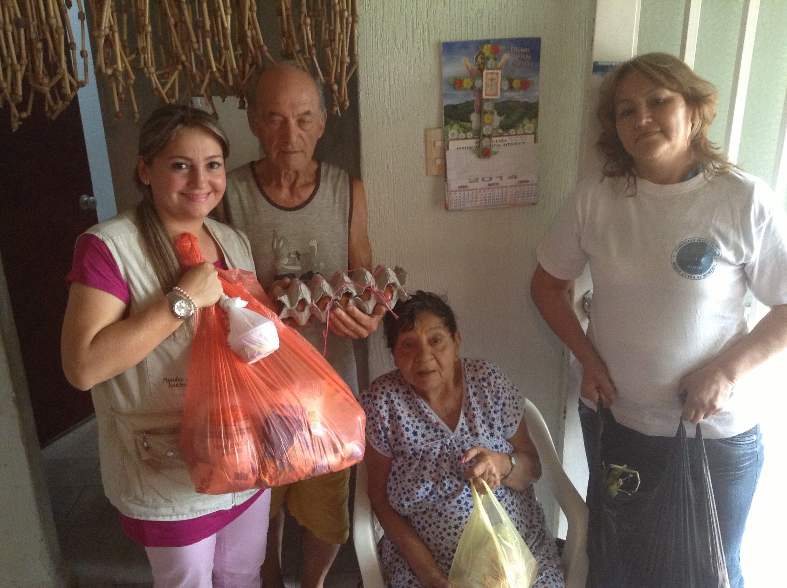 pareja-de-abuelitos-recibe-mercado