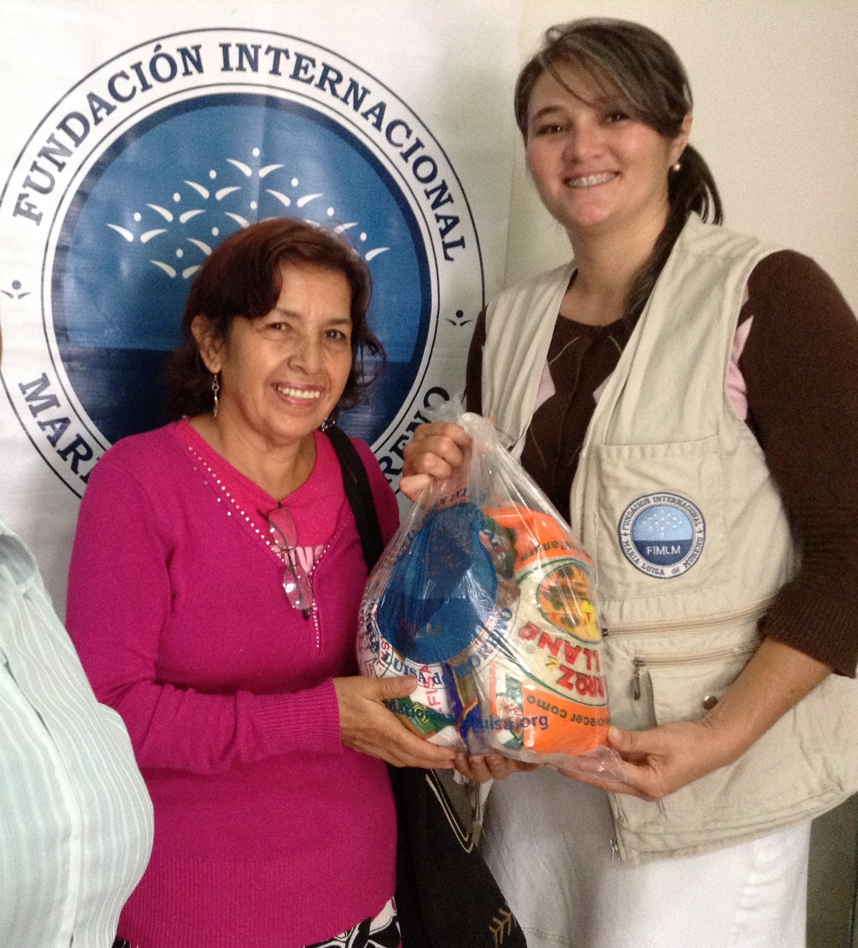 grupo-de-adultos-mayores-sin-recursos-reciben-33-ayudas