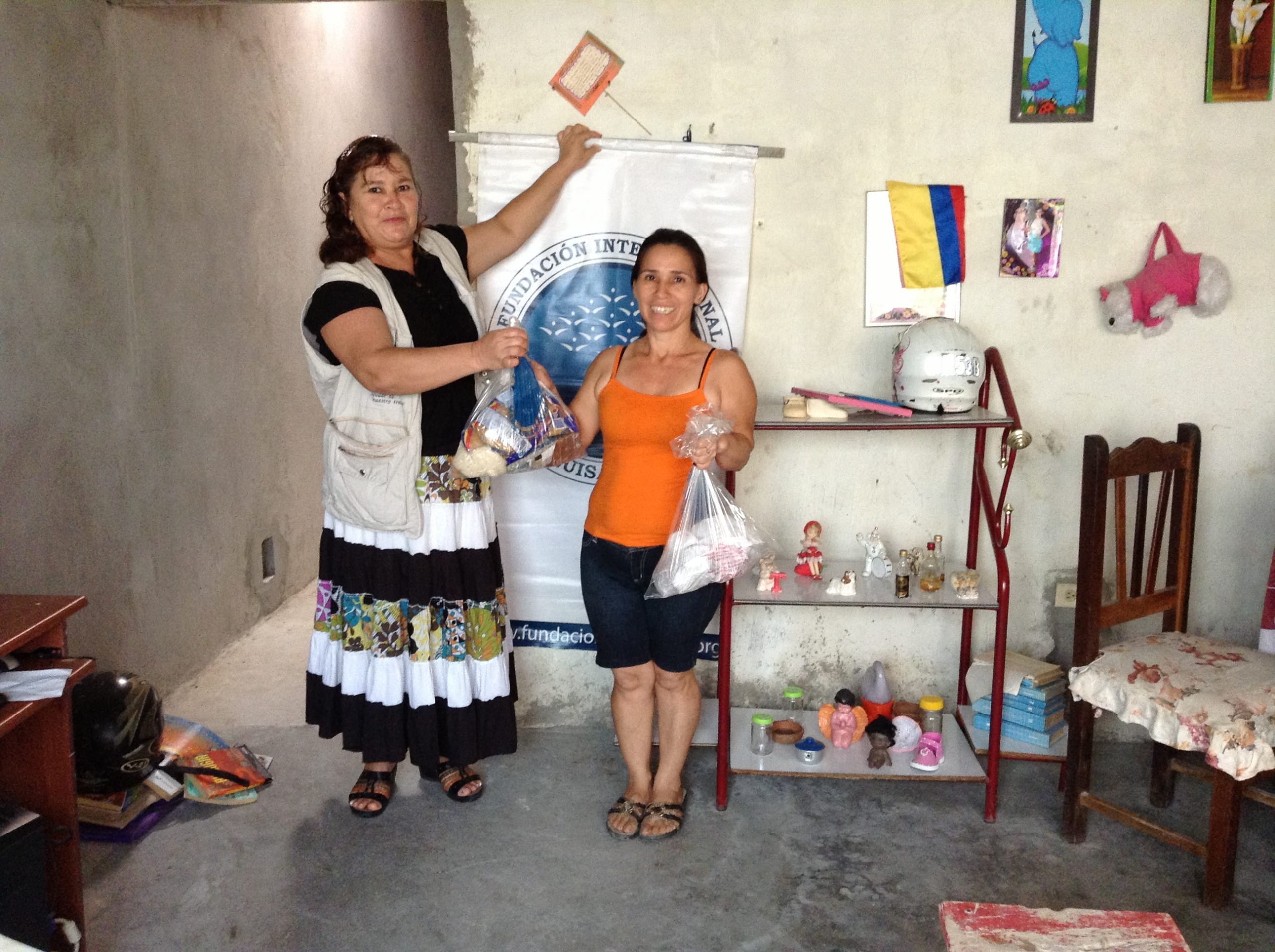fundacion-entrega-mercado-a-mujer-de-talla-baja