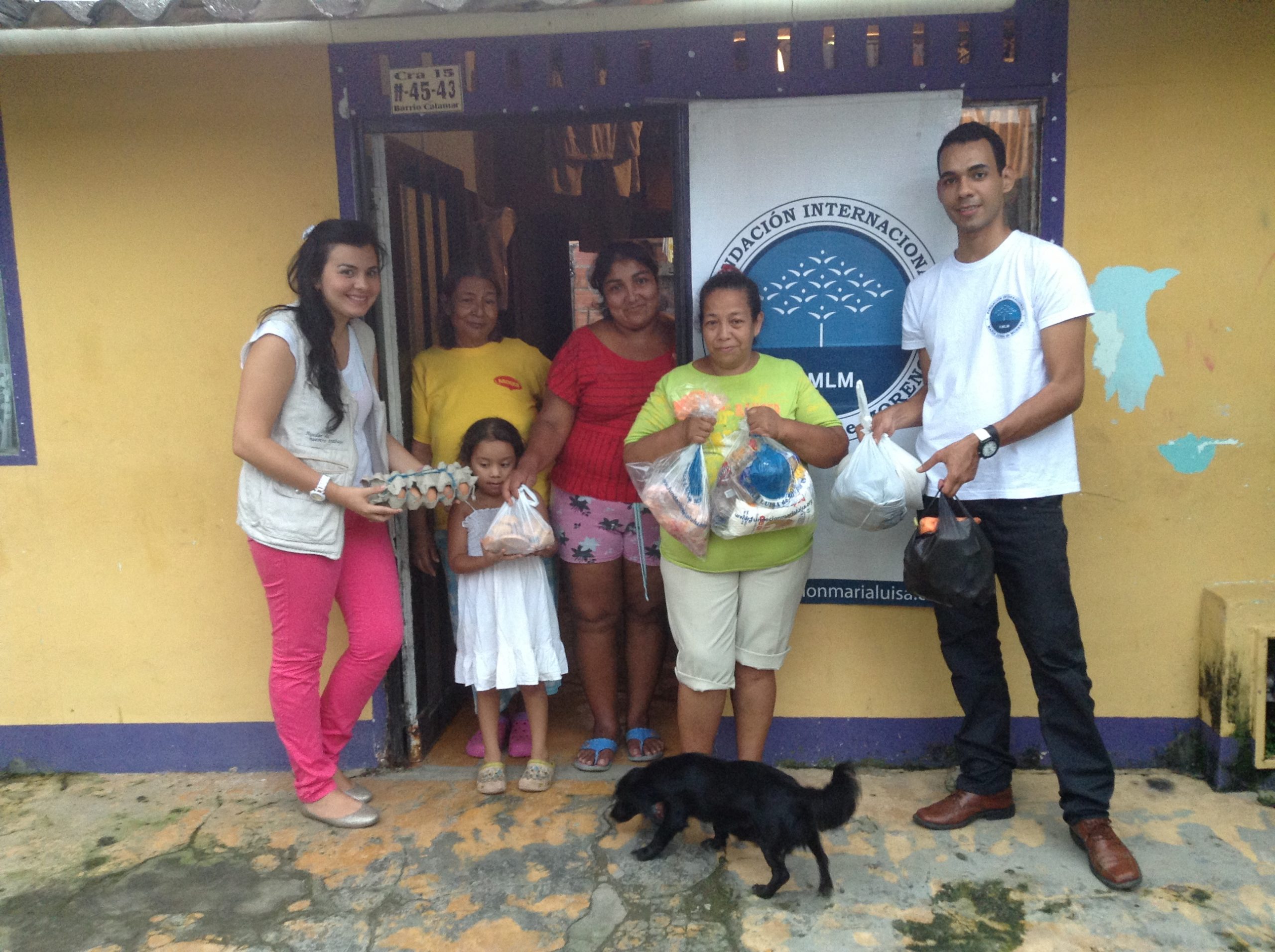 madre-cabeza-de-hogar-recibe-donaciones-con-alegria