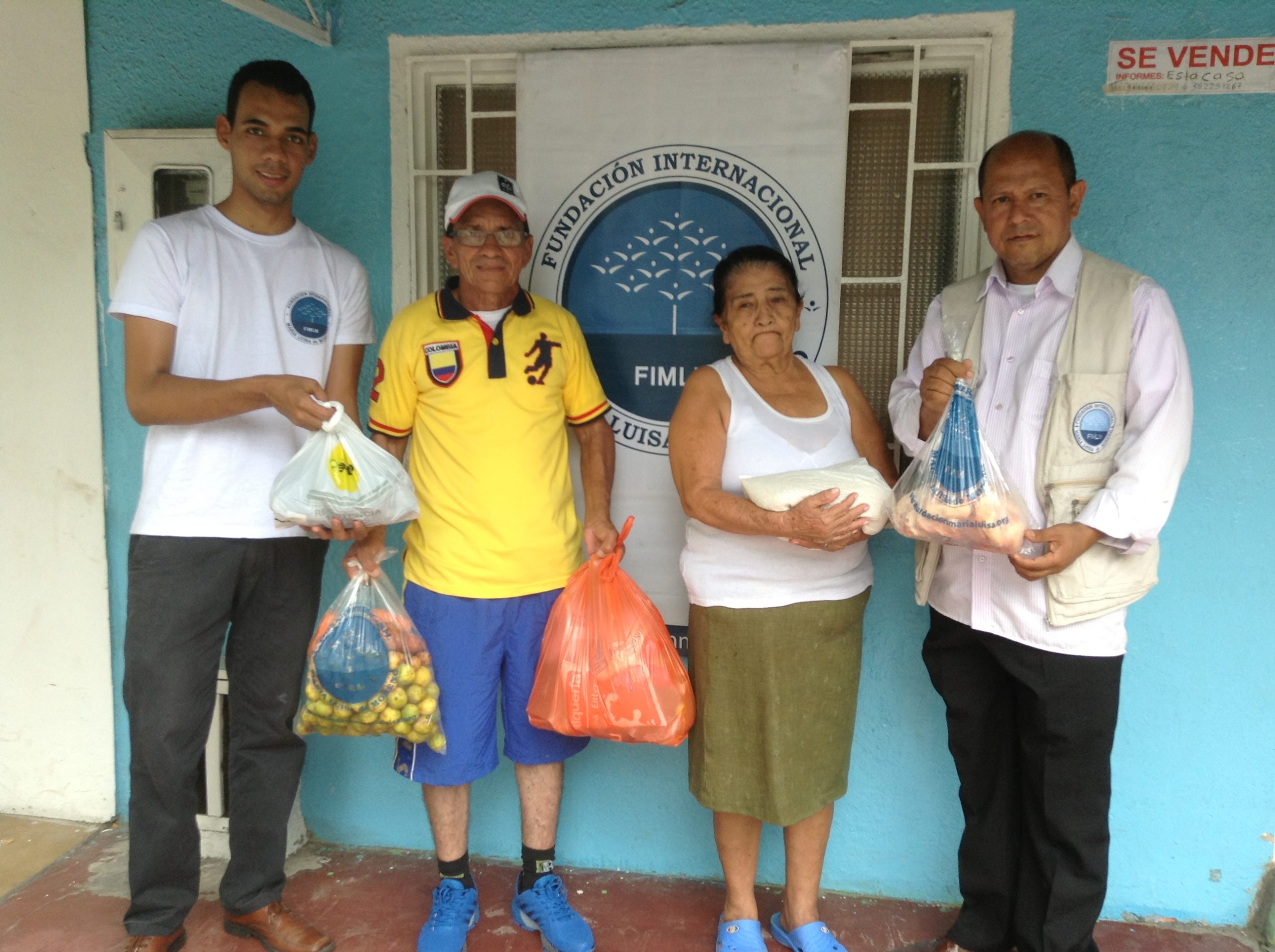dos-adultos-mayores-reciben-ayudas-para-la-canasta-familiar