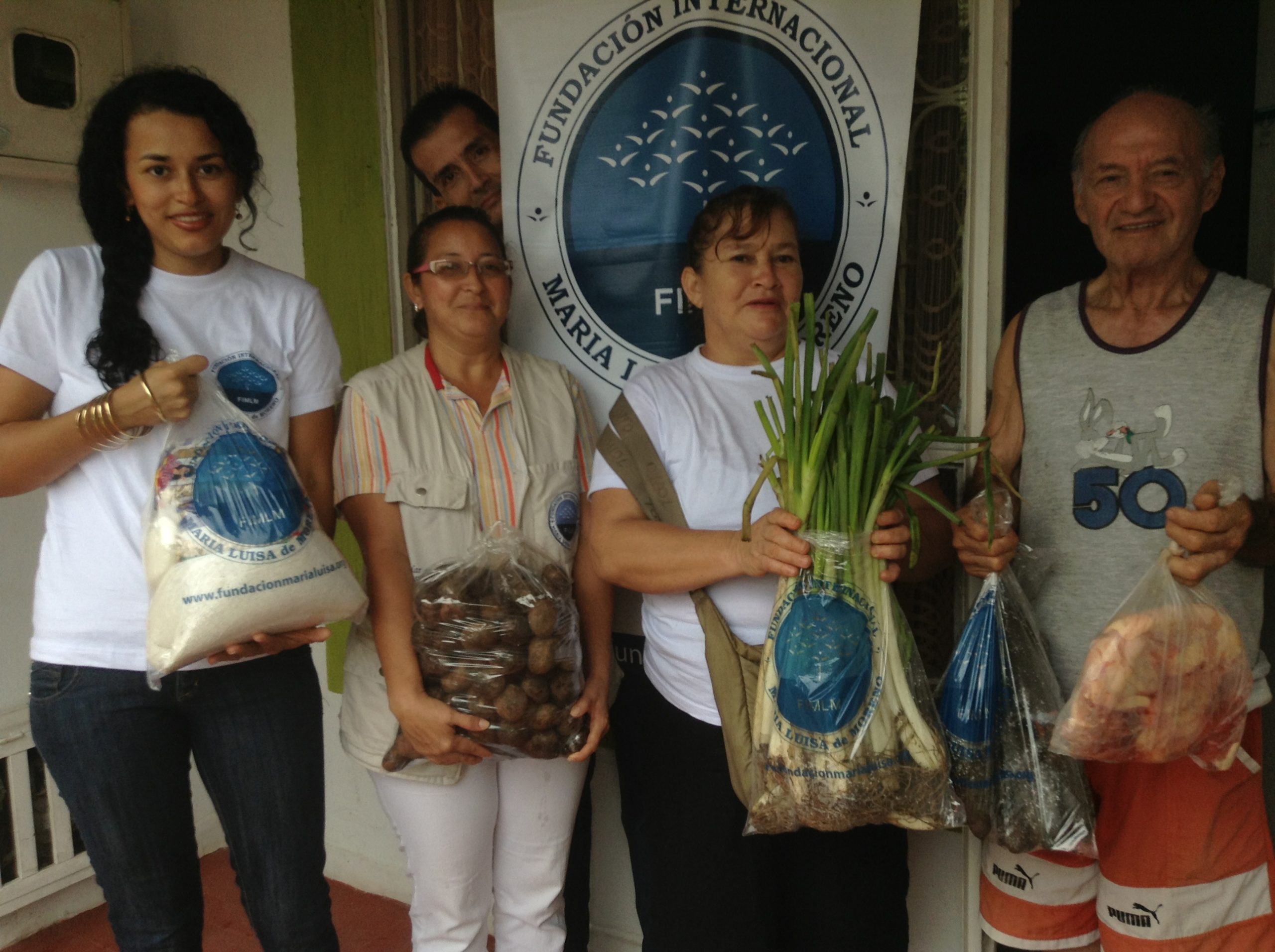 familia-de-adultos-mayores-reciben-ayudas-de-la-fundacion-2