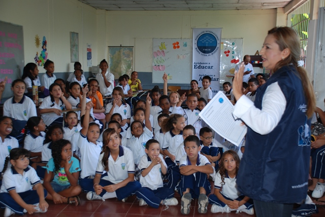 ninos-de-la-institucion-educativa-jose-manuel-salcedo-recibieron-con-una-sonrisa-los-regalos-llevados-por-la-fundacion
