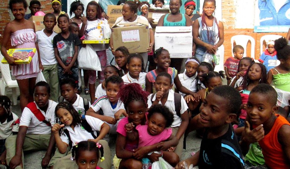 Entrega ayudas familias charco azul cali