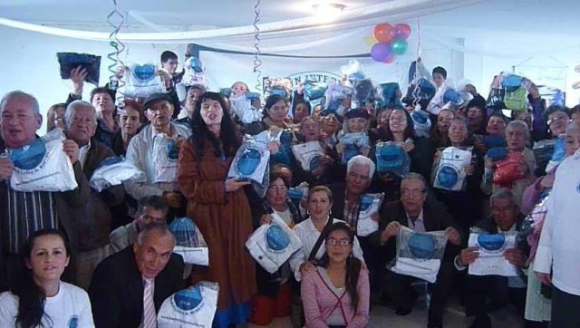 un-gran-dia-para-la-persona-mayor-en-patio-bonito
