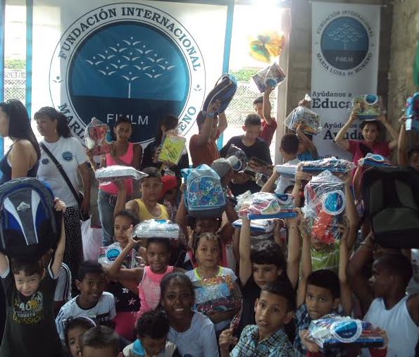 1165-ayudas-llevo-la-fundacion-a-los-ninos-de-la-comuna-10-en-cali