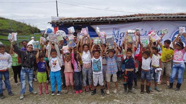 en-cisneros-se-entregan-alimentos-y-kits-escolares