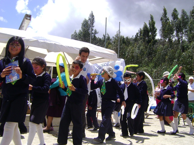 entrega-de-utiles-escolares-y-mucha-diversion-en-la-ciudad-de-loja