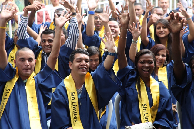 320-personas-con-discapacidad-se-graduan-de-sin-limites