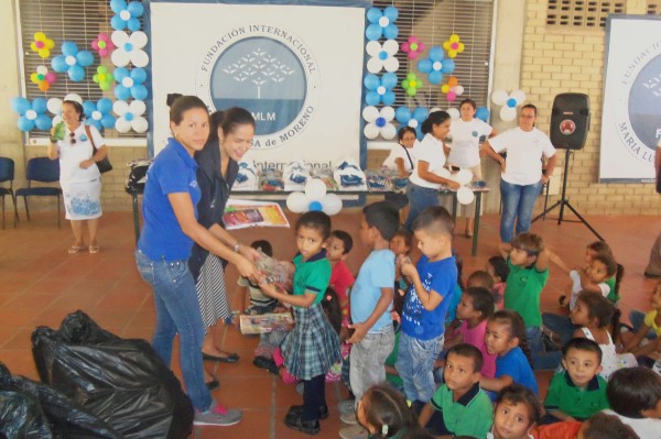 ninos-del-megacolegio-la-paz-reciben-kits-escolares
