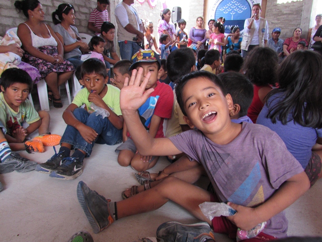 en-chimbote-brindando-sonrisas-y-kits-de-utiles-escolares-para-una-educacion-digna