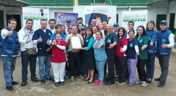 alcalde-de-segovia-antioquia-entrega-reconocimiento-a-la-dra-maria-luisa-piraquive-2