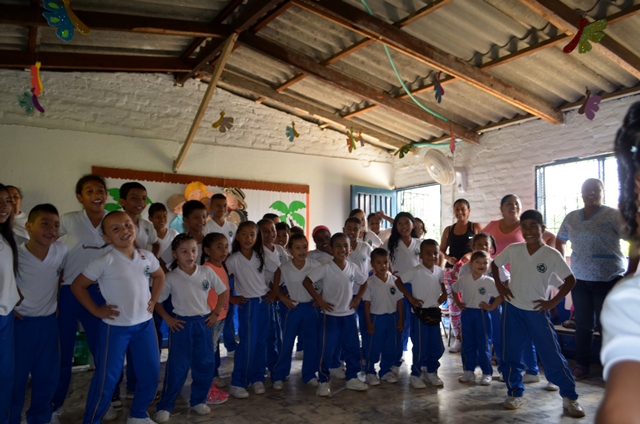 un-dia-feliz-para-los-ninos-de-la-escuela-santa-rita-con-la-fundacion