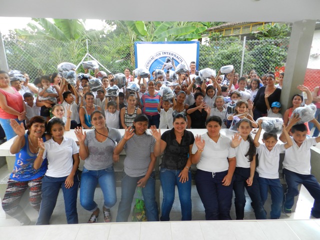 ninos-y-ninas-en-belen-de-umbria-se-benefician-con-uniformes-escolares-con-el-programa-mi-nueva-familia