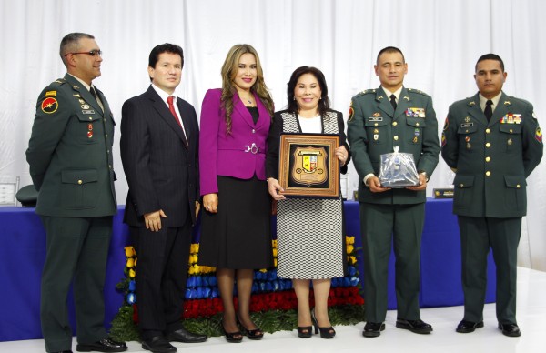 images_fotos_colombia_dra-marialuisa-fundacion_dra-marialuisa-honores-reconocimientos_reconocimientodramarialuisapm15_5sep2016_reconocimiento008-1