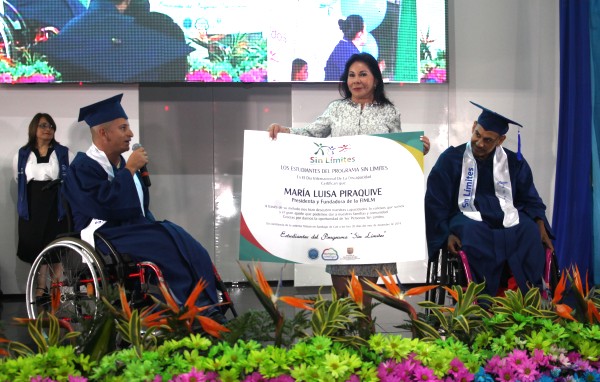 images_fotos_colombia_valle_2016_estudiantessinlimitesentreganreconocimientodramarialuisa2016_adramarialuisareconocimientoestudiantessinlimitescali2016-1