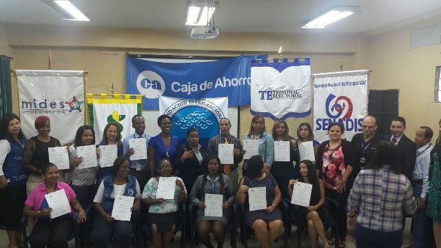 voluntarios-se-capacitan-en-lengua-de-senas-panamena