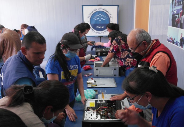 hombres-y-muejres-de-bosa-recreo-realizan-seminario-mantenimiento-de-computadores